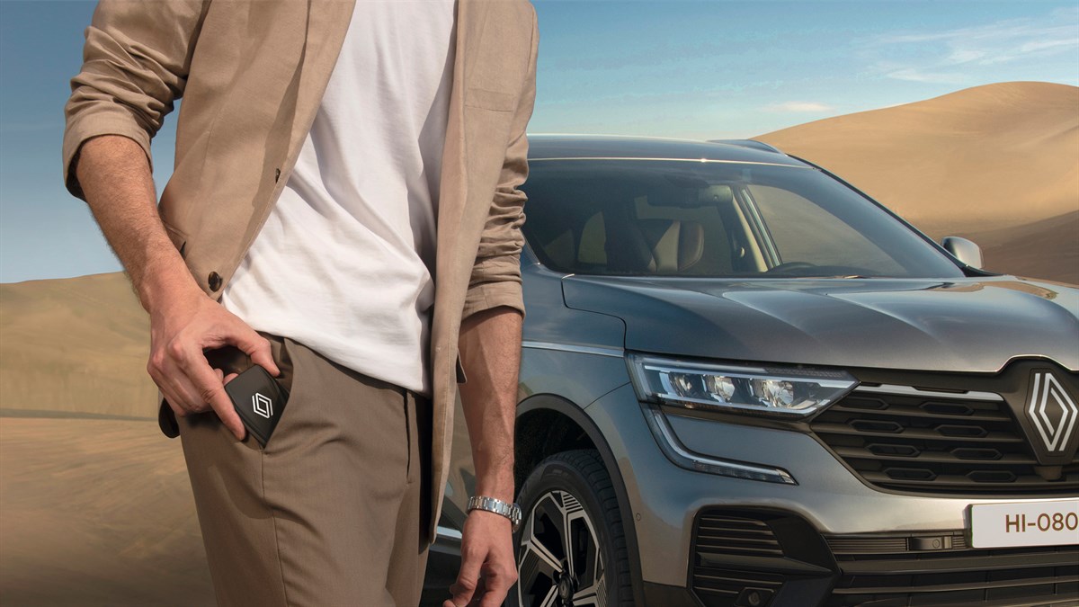 رينو كوليوس - منظر السيارة عند وقوفها أمام الفيلا 