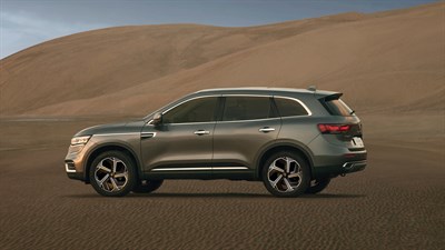 رينو كوليوس - السيارة على طريق جبلي