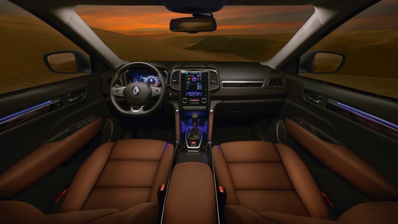 سيارة رينو كوليوس من الداخل الأمامي