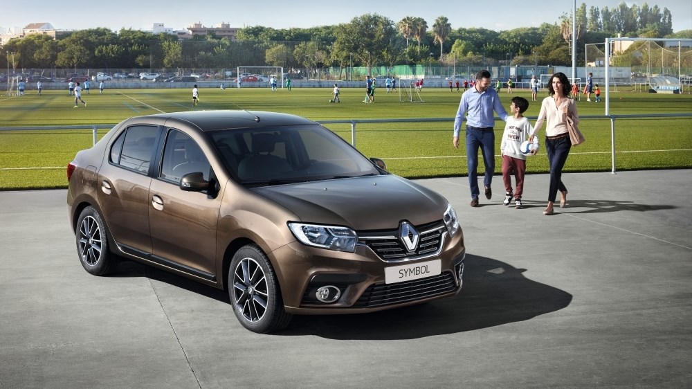 A family walking towards Renault SYMBOL